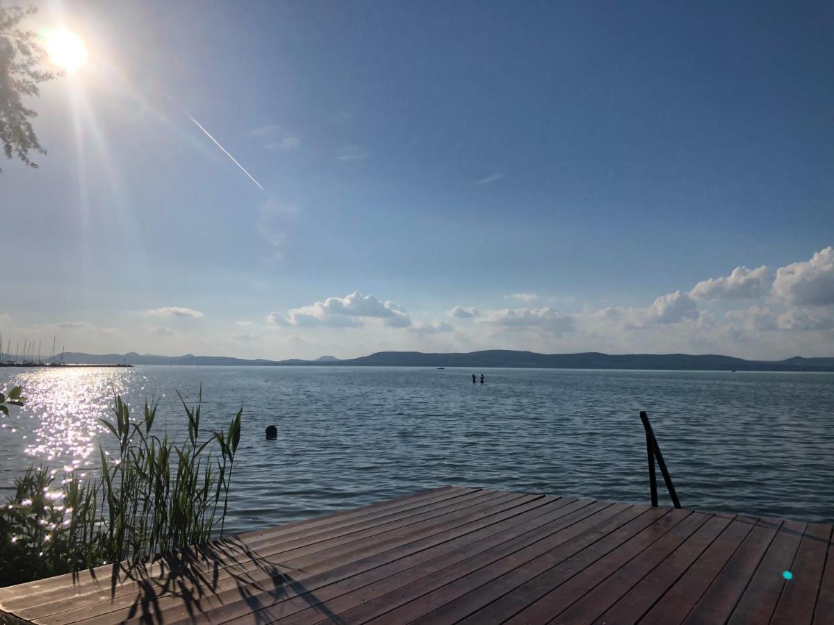 Sunny Private Beach Балатонлеле Екстериор снимка