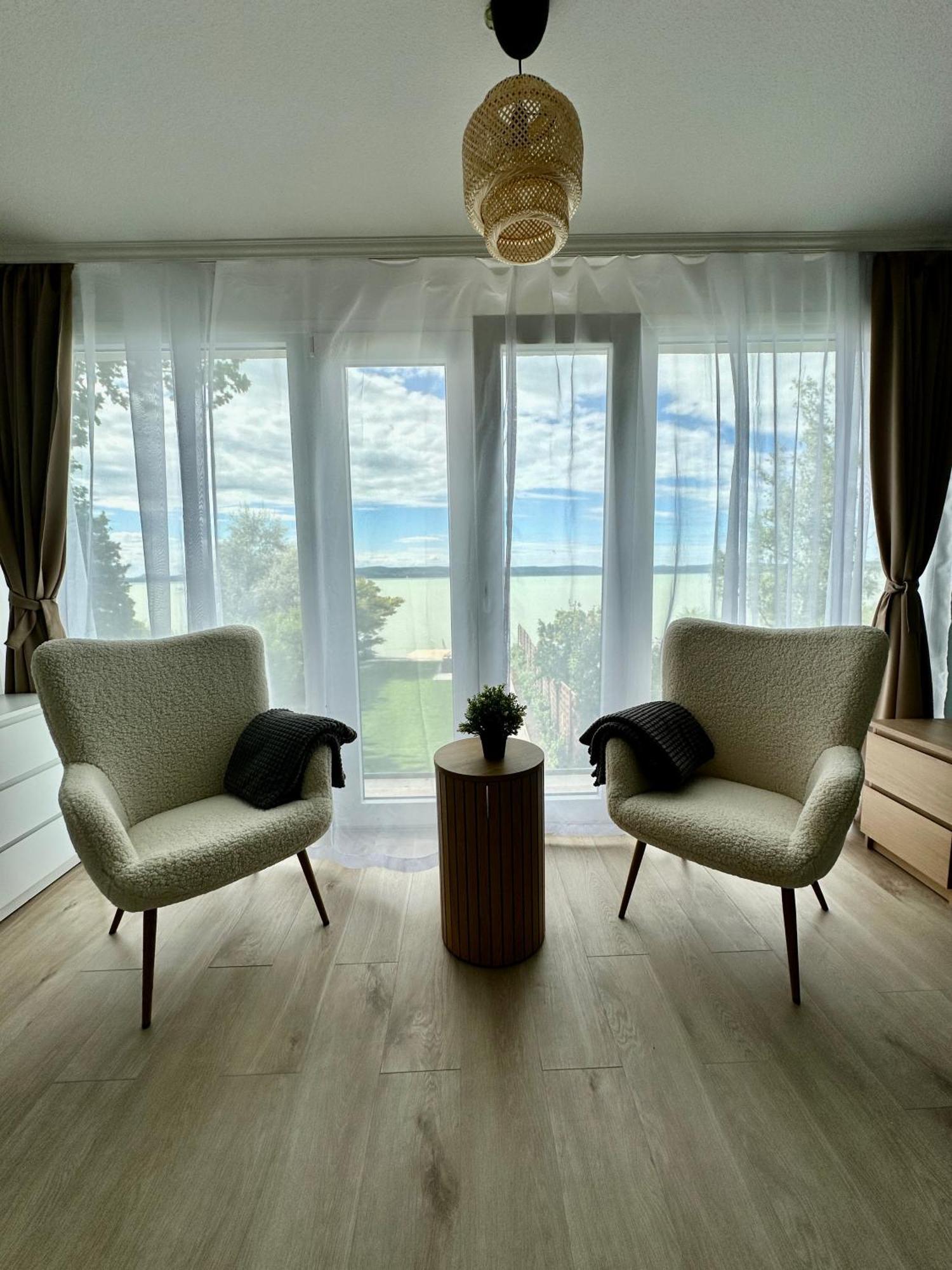 Sunny Private Beach Балатонлеле Екстериор снимка