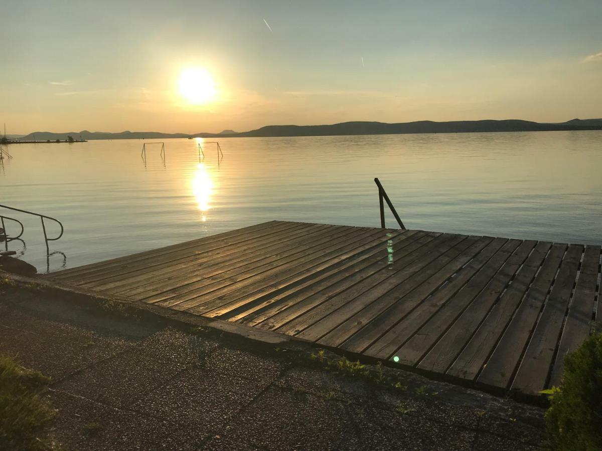 Sunny Private Beach Балатонлеле Екстериор снимка